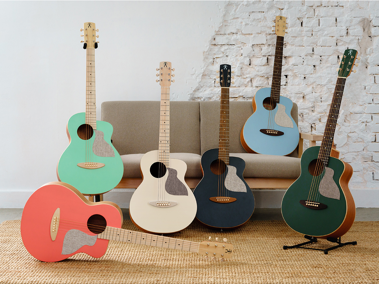 空旷的房间里有六把彩色的吉他慵懒的摆放在沙发椅上